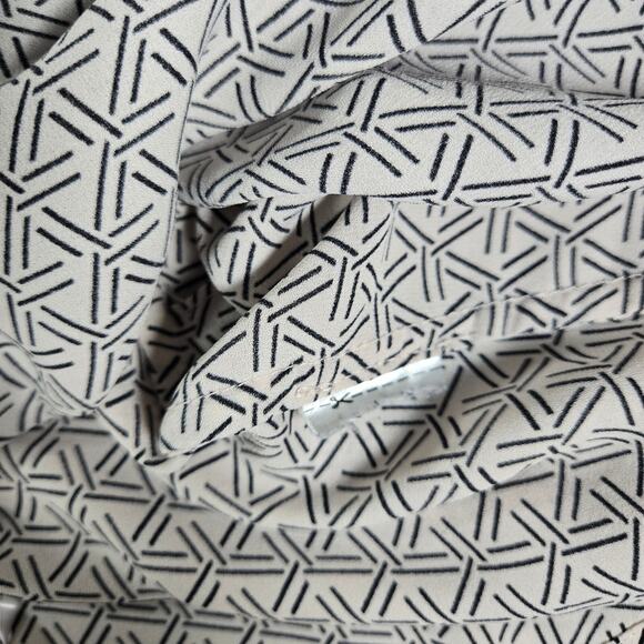 Banana Republic Wom LG Sleeveless Blouse Tie Front Geometric Abstract Office EUC - Picture 11 of 11